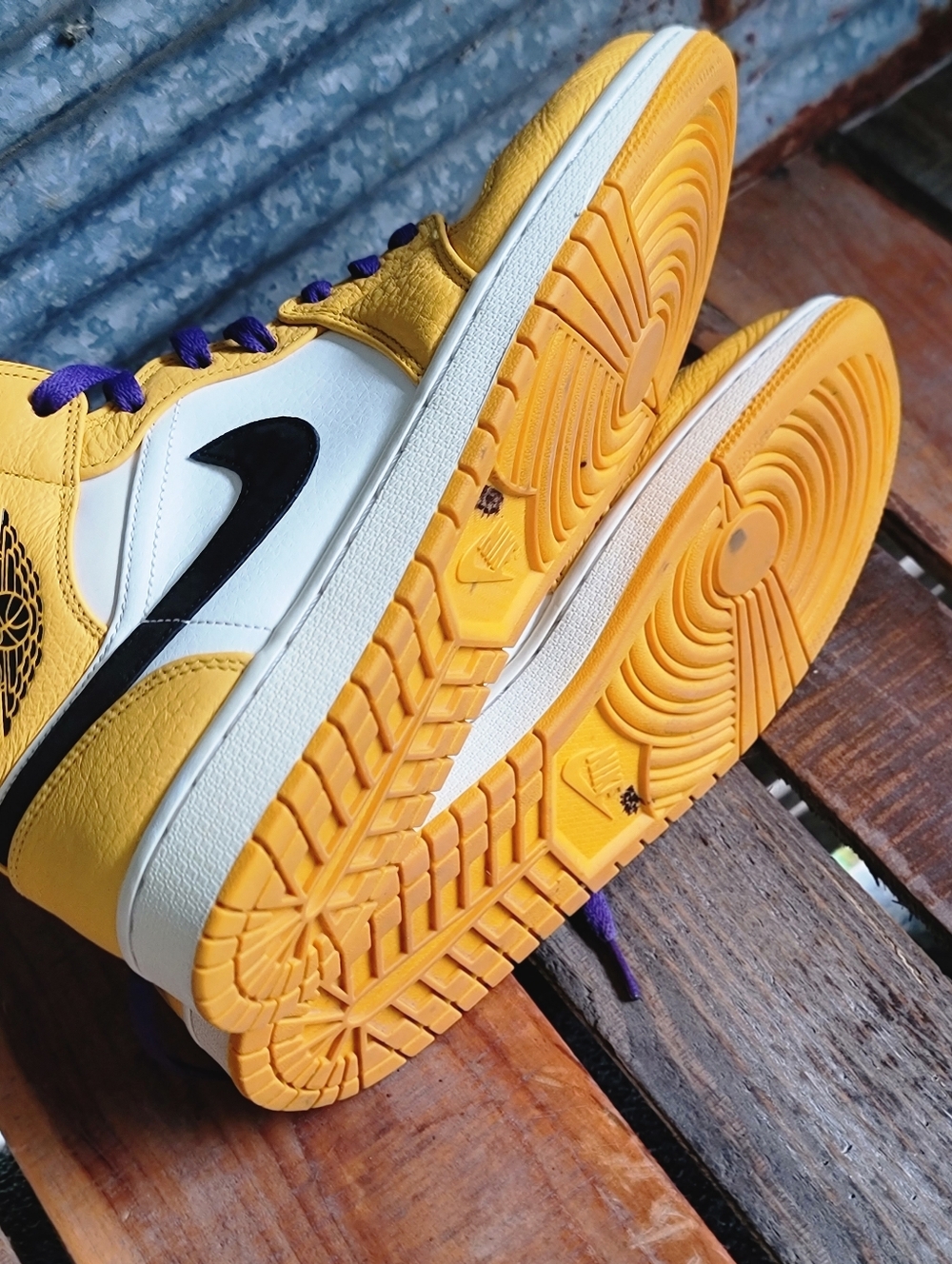 Nike Air Jordan 1 Mid SE Lakers "University Gold/Court Purple"Mens 9.5 - Picture 14 of 15